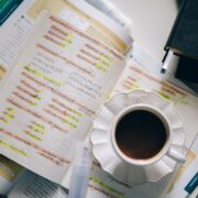 Apuntes subrayados y manuales de estudio junto a una taza de café: preparación del nuevo temario de Inspección